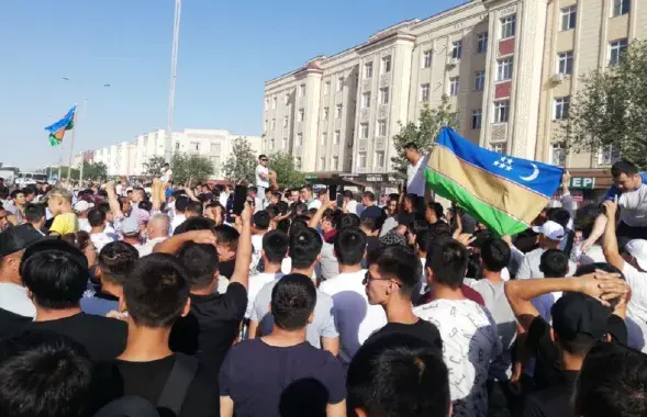 В Грузии на встречу с новым мэром пришли только мужчины. Женщины готовили обед