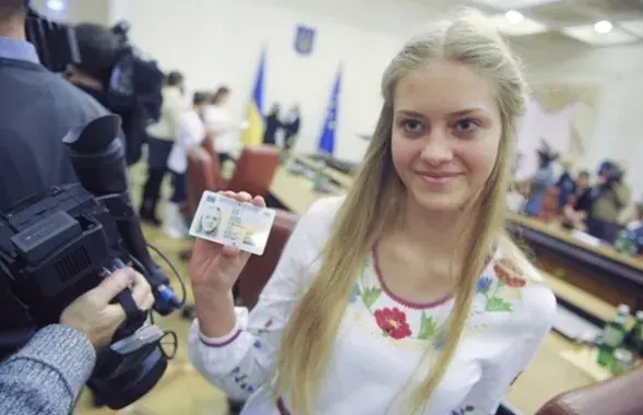 В Украине ID-карты начали выдавать раньше, чем в Беларуси. Фото: УНИАН