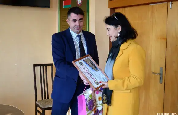 За садзейнічанне следству Таццяну Харчанка ўзнагародзілі падзякай / фота "Курьер.Инфо"