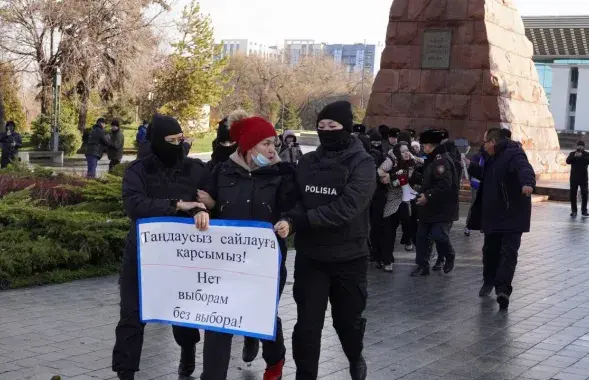 Момент задержания представительницы Демпартии Казахстана / vlast.kz

