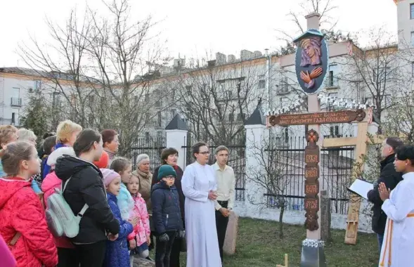 Крыж каля касцёла, 2019 год / catholic.by

