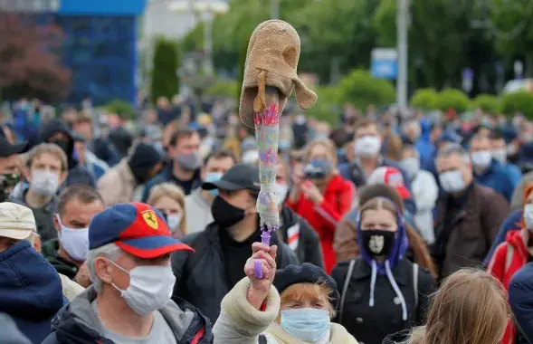 Во время сбора подписей в Минске / Reuters