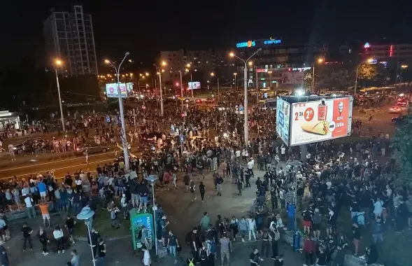 Масавыя пратэсты каля ГЦ "Рыга" ў Мінску, 10 жніўня 2020 года / Еўрарадыё
