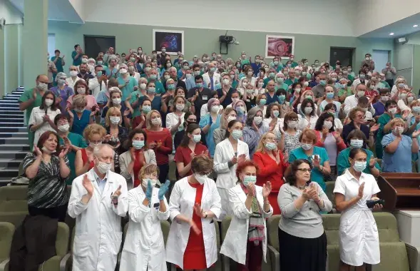 Супрацоўнікі РНПЦ "Кардыялогія" вітаюць свайго дырэктара Аляксандра Мрочака 27 жніўня 2020 года / Еўрарадыё