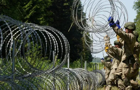 На літоўскай мяжы з'явіўся бар'ер з калючага дроту. Ліпень 2021-га / Reuters