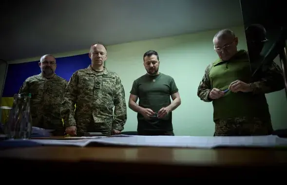 "Важная сустрэча". Уладзімір Зяленскі з генераламі, сярод якіх камандуючы Сухапутнымі войскамі Аляксандр Сырскі / t.me/V_Zelenskiy_official/
