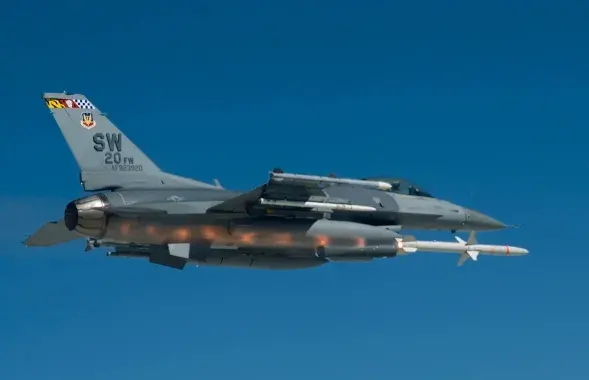 Американский F-16C запускает ракету HARM / Иллюстративное фото US Air Force