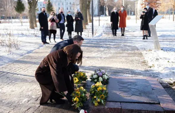 Возложение цветов на Лукишках в Вильне / @tsikhanouskaya