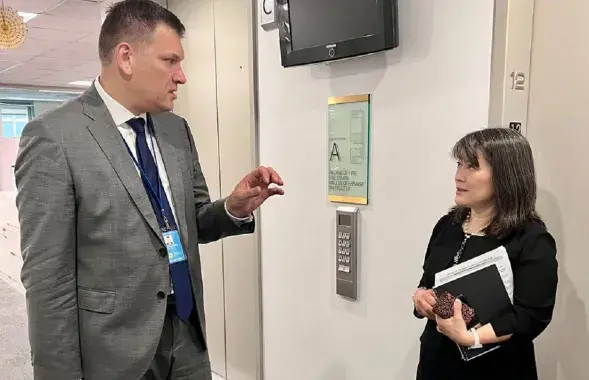 Юрый Амбразевіч расказвае супрацоўніцы Дзіцячага фонду ААН, што адбывалася з украінскімі дзецьмі ў Беларусі / mfa.gov.by

