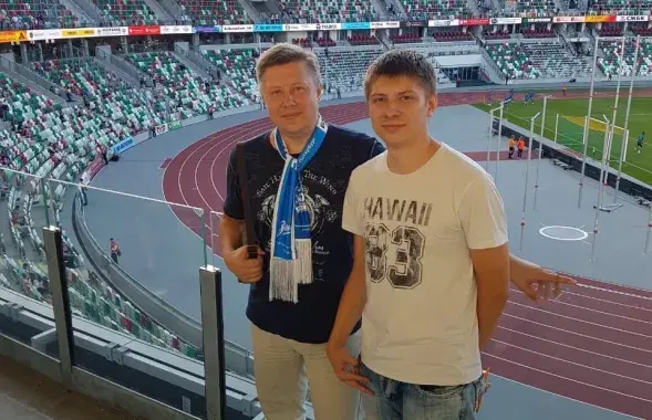 Кирилл Ляховский (справа) с отцом на футбольном матче