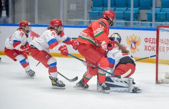 Фрагмент игры белорусов и россиянок / belarushockey.com
