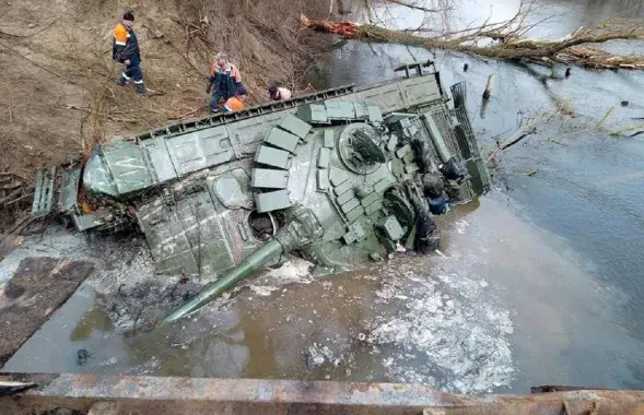 Российский танк вытаскивают из речки / facebook.com/GeneralStaff.ua​