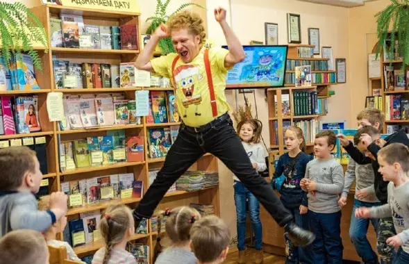Дмитрий Юртаев со школьниками / https://www.facebook.com/yurtayev
