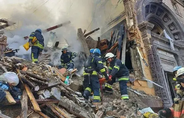 Спасатели разбирают завалы в Запорожье после попадания ракеты в жилой дом /&nbsp;@dsns_telegram
