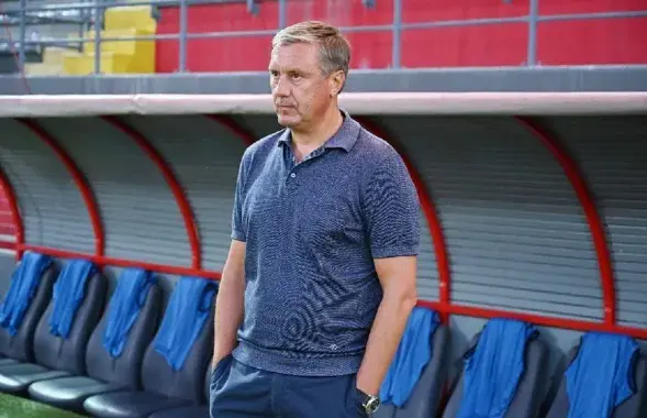 Александр Хацкевич на тренировке команды / https://www.facebook.com/karmiotissa/
