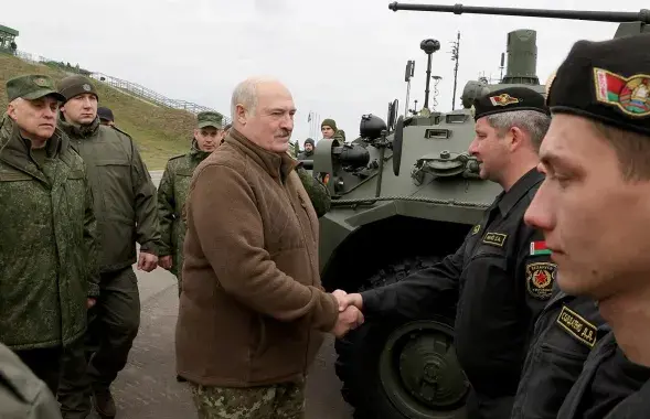 Аляксандр Лукашэнка і вайскоўцы / president.gov.by
