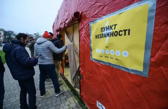 Херсон, очередь в "пункт несокрушимости" / https://www.facebook.com/MNSKHERSON/
