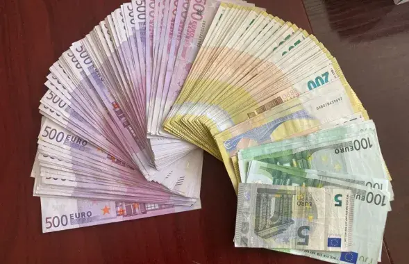 Грошы, якія знайшлі ў беларуса / https://www.facebook.com/Muitineskriminalinetarnyba
