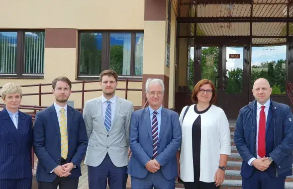 Дипломаты у здания суда в Минске / https://www.facebook.com/posolstvogermaniiminsk/

