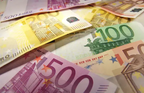 Маладую настаўніцу размеркавалі швачкай з заробкам у 300 тысяч