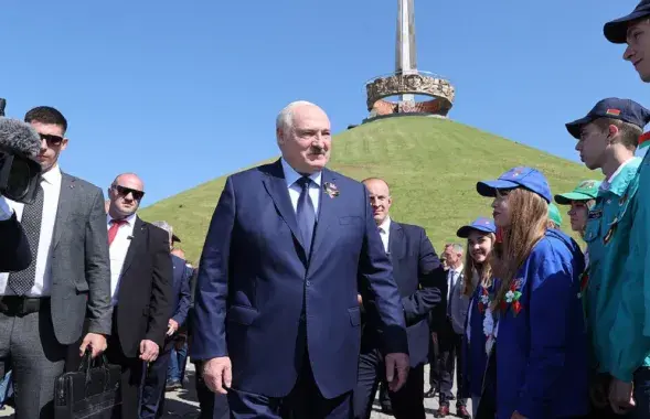 Аляксандр Лукашэнка каля "Кургана Славы", 3 ліпеня 2023-га / president.gov.by
