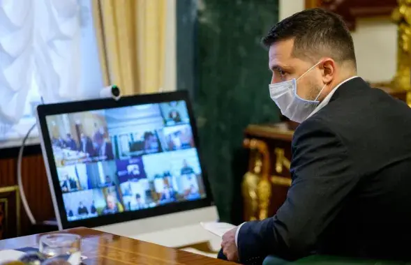 Владимир Зеленский в защитной маске проводит совещание в онлайн-режиме / president.gov.ua​