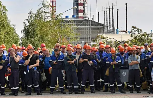 Рабочыя ля прахадной "Гродна Азота" ў кастрычніку 2020 года / Deutsche Welle