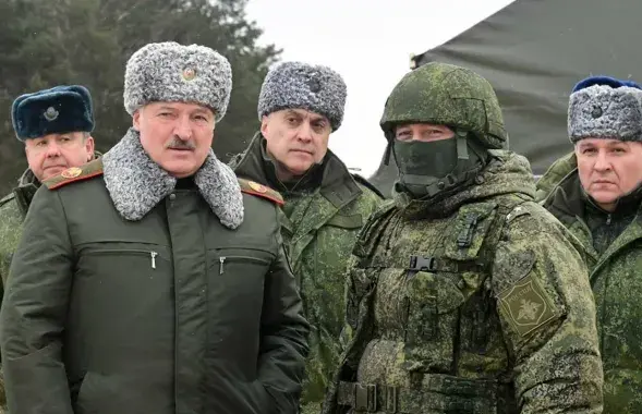 Александр Лукашенко с российским военным в Беларуси, январь 2023-го / president.gov.by
