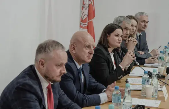 Аляксандр Азараў (злева) і іншыя ўдзельнікі Аб'яднанага пераходнага кабінета Беларусі / t.me/CabinetBelarus/
