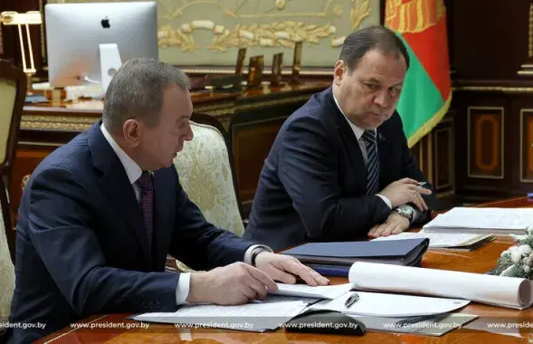Владимир Макей пришел к Александру Лукашенко подготовленным. Справа от него &mdash; премьер Роман Головченко / president.gov.by​