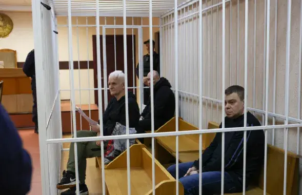 Политзаключенные Алесь Беляцкий, Валентин Стефанович и Владимир Лабкович в суде / sb.by
