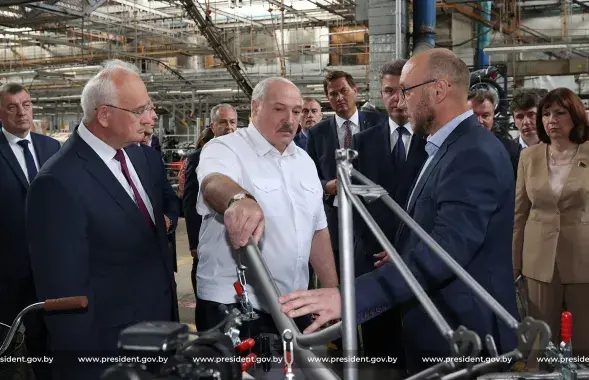Александр Лукашенко снова взялся за "Мотовелозавод" / president.gov.by​
