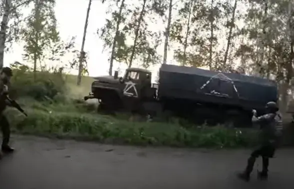 Чеченские добровольцы возле остановленного грузовика / Кадр из видео ГУР Украины
