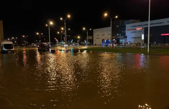 На месте аварии подтоплена улица
