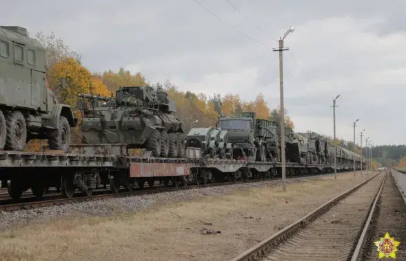 Адначасова ваенная тэхніка і вайскоўцы працягваюць прыбываць з Расіі / Ваяр
