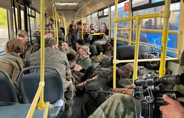Украинские бойцы после сдачи в плен в Мариуполе, май 2022-го / Фото из соцсетей