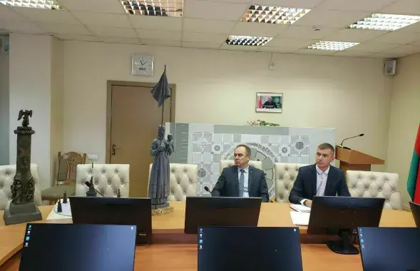 Дырэктар Інстытута гісторыі НАН Вадзім Лакіза з сумам глядзіць на эскізны праект, восень 2022-га / t.me/minkultrb
