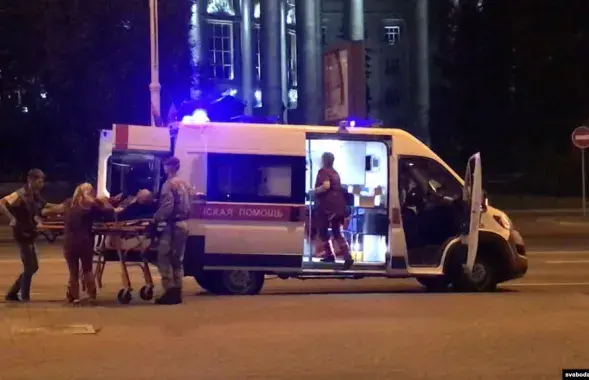 Скорая забирает пострадавшего / svaboda.org