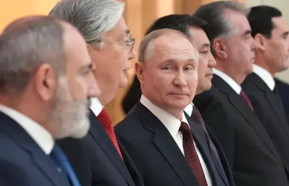 Уладзімір Пуцін хітра усміханцца на саміце лідараў СНД / Kremlin.ru

