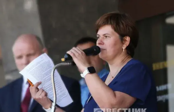 Вольга Брыцікава ў жніўні 2020-га, злева ад яе цяперашні старшыня КДБ / gazeta.naftan.by/
