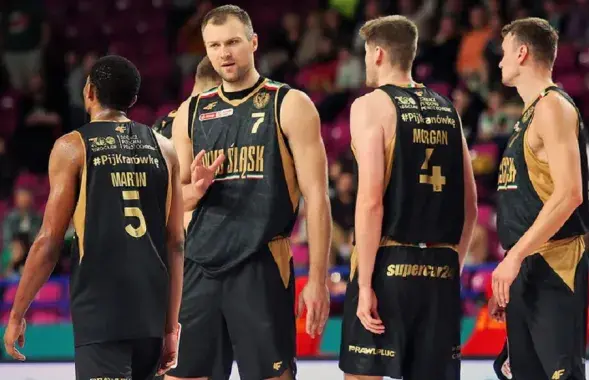 Арцём Парахоўскі (у цэнтры) / Andrzej Romański / Energa Basket Liga

