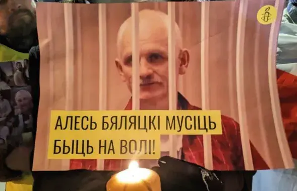 Алесь Бяляцкі за кратамі з лета 2021 года / t.me/viasna96/
