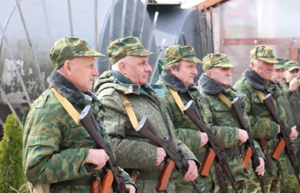 Бойцы "народного ополчения" на фотосессии / novgazeta.by
