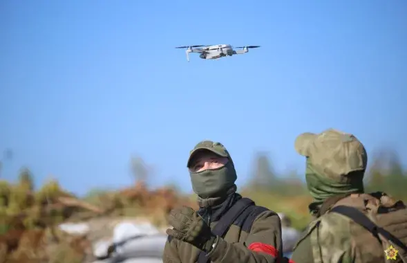 Беларускія вайскоўцы і дрон / Ваяр
