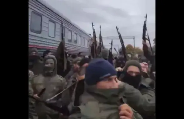 Сотням мобилизованных раздали списанные автоматы и боевые патроны / Скриншот с видео
