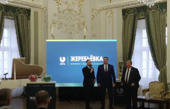Уладзімір Базанаў (другі справа) у Мірскім замку / pressball.by
