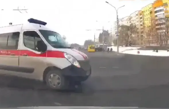 "Скорая" за мгновение до столкновения / Скриншот из видео ГАИ
