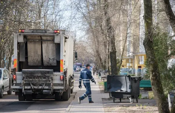 Мусоровоз в минском дворе / Еврорадио
