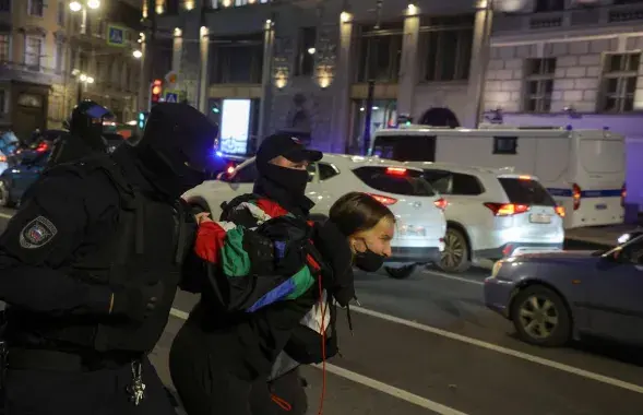 Задержание участницы протестной акции в Санкт-Петербурге, 21 сентября 2022-го / reuters.com
