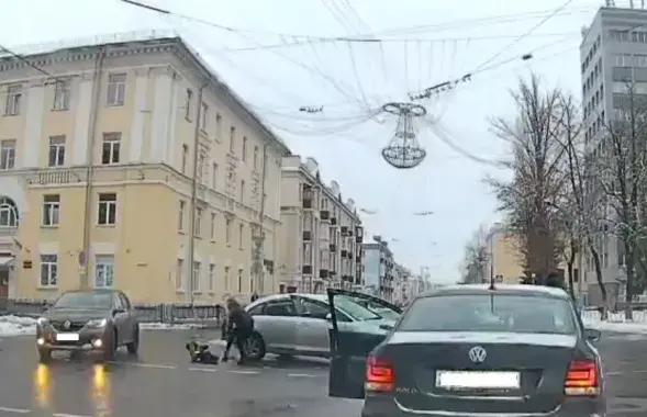 Мать бросилась к сыну, лежавшему на асфальте / Скриншот с видео
